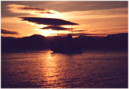 De veerboot bij zonsondergang